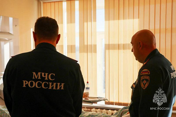 Врачи стабилизировали состояние пожарного, пострадавшего при обрушении стены горящего цеха
